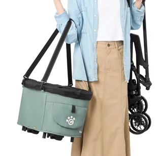 女性が片手で持ち運んでいるようす