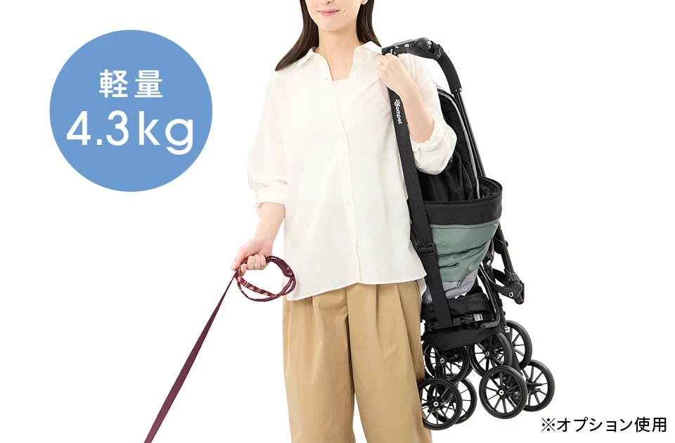 折りたたんだカートを背負って持ち運ぶようす。重量4.3kg、オプション使用