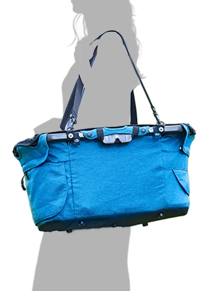 ミリミリ EG ロングの持ち運びイメージ。肩にかけて携帯しているようす