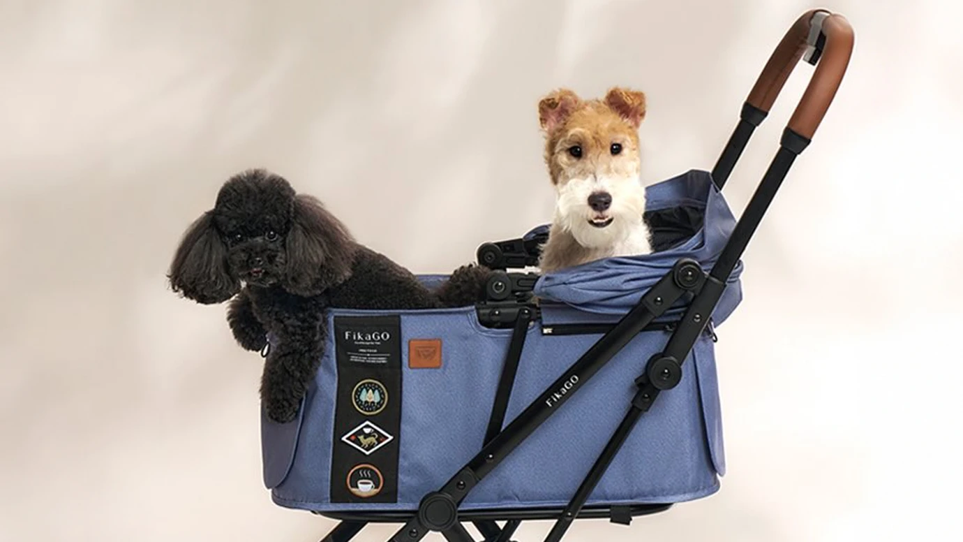 FikaGO製ペットカートに乗った犬とリードフック