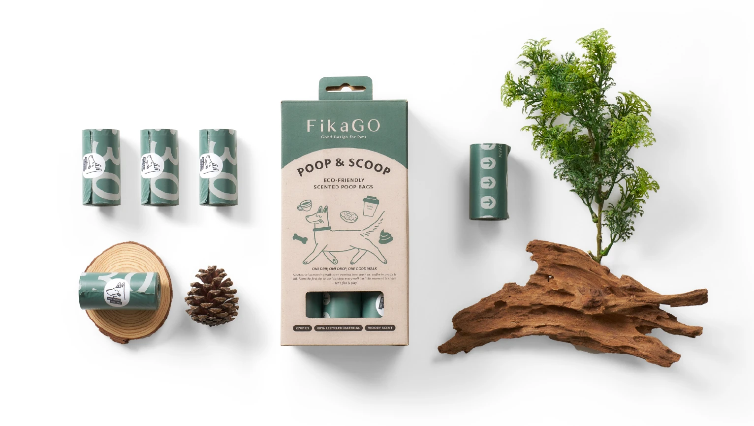FikaGO ペット用エコ排泄物袋「Poop & Scoop」の商品ラインナップ。ナチュラルテイストの背景に紙製パッケージと深緑のロール袋を並べた商品紹介写真。
