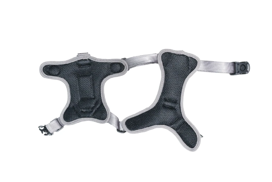首回りと胴回りにバックルを搭載したカーリンクハーネスの全体像