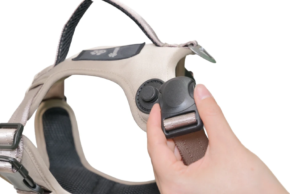 マグネットバックルを片手で装着している様子