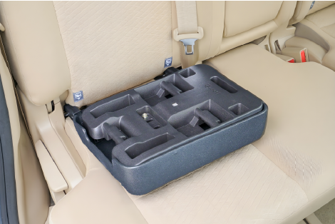 車のシートに設置されたカーリンクISOFIX