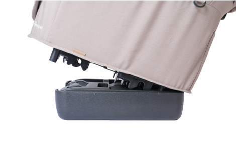 キャリーをカーリンクISOFIXに装着するようす