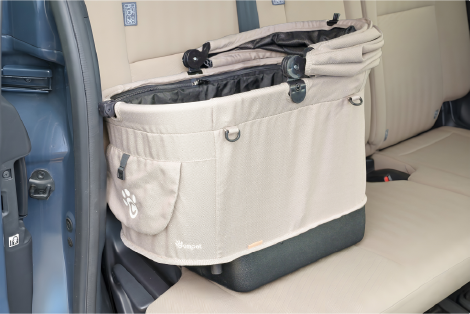車の後部座席に設置されたキャリー
