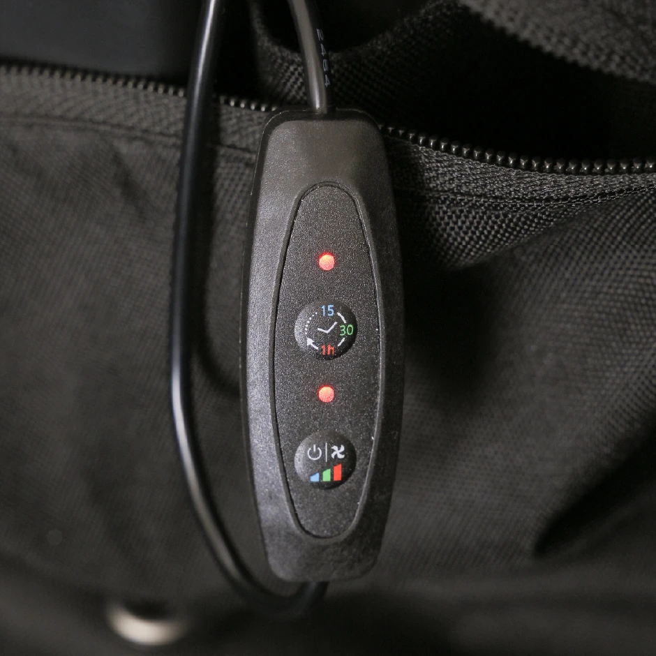 3段階の風力調節と3段階のタイマー機能を備えた黒いリモコン