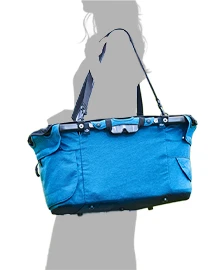 カバーを装着して肩にかけているイメージ